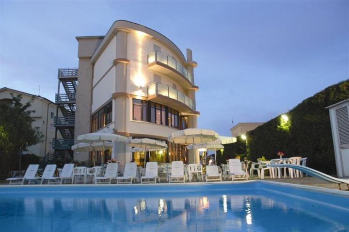 Hotel Capitol San Mauro Mare Buitenkant foto