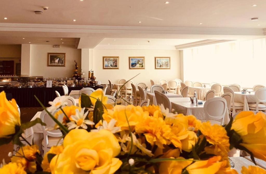 Hotel Capitol San Mauro Mare Buitenkant foto