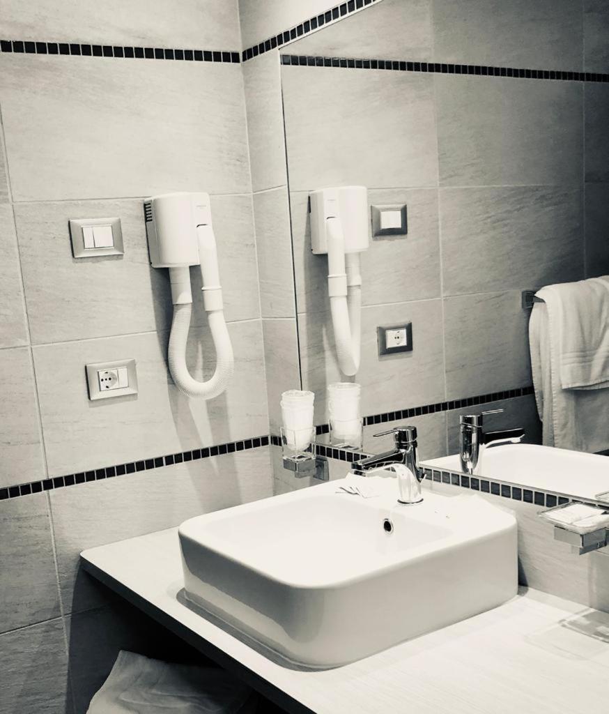 Hotel Capitol San Mauro Mare Buitenkant foto