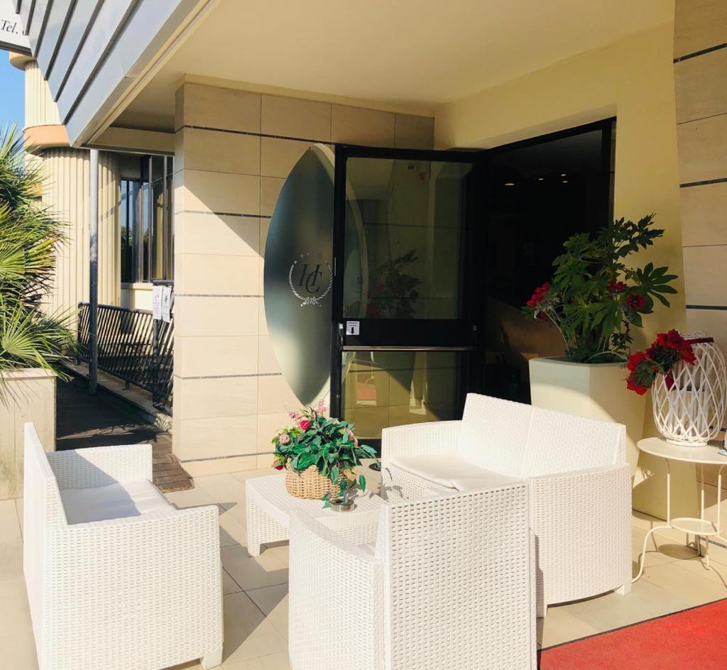 Hotel Capitol San Mauro Mare Buitenkant foto