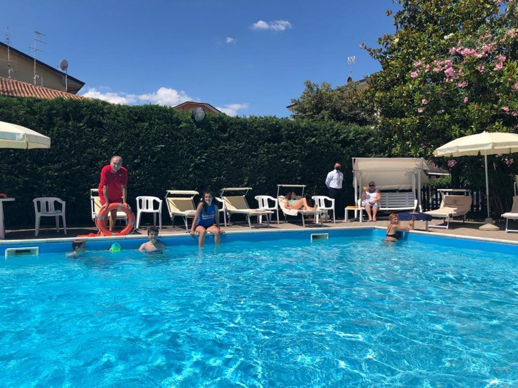 Hotel Capitol San Mauro Mare Buitenkant foto