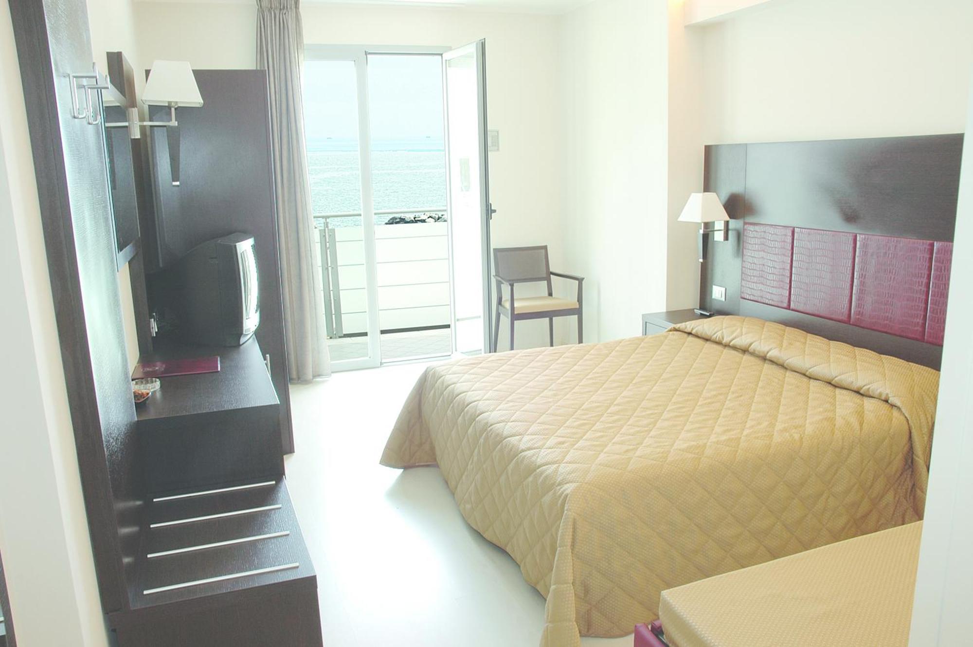 Hotel Capitol San Mauro Mare Buitenkant foto