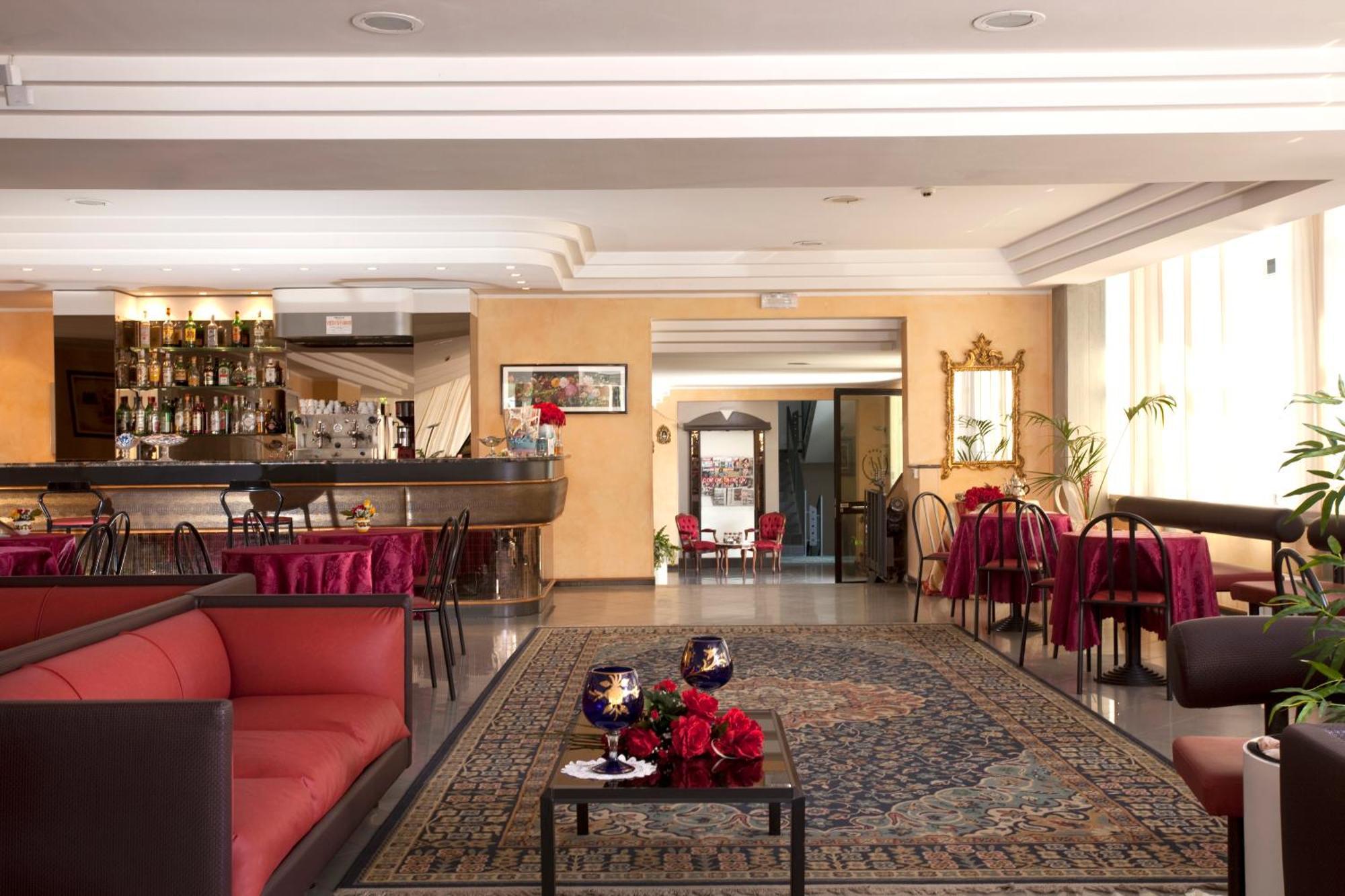 Hotel Capitol San Mauro Mare Buitenkant foto