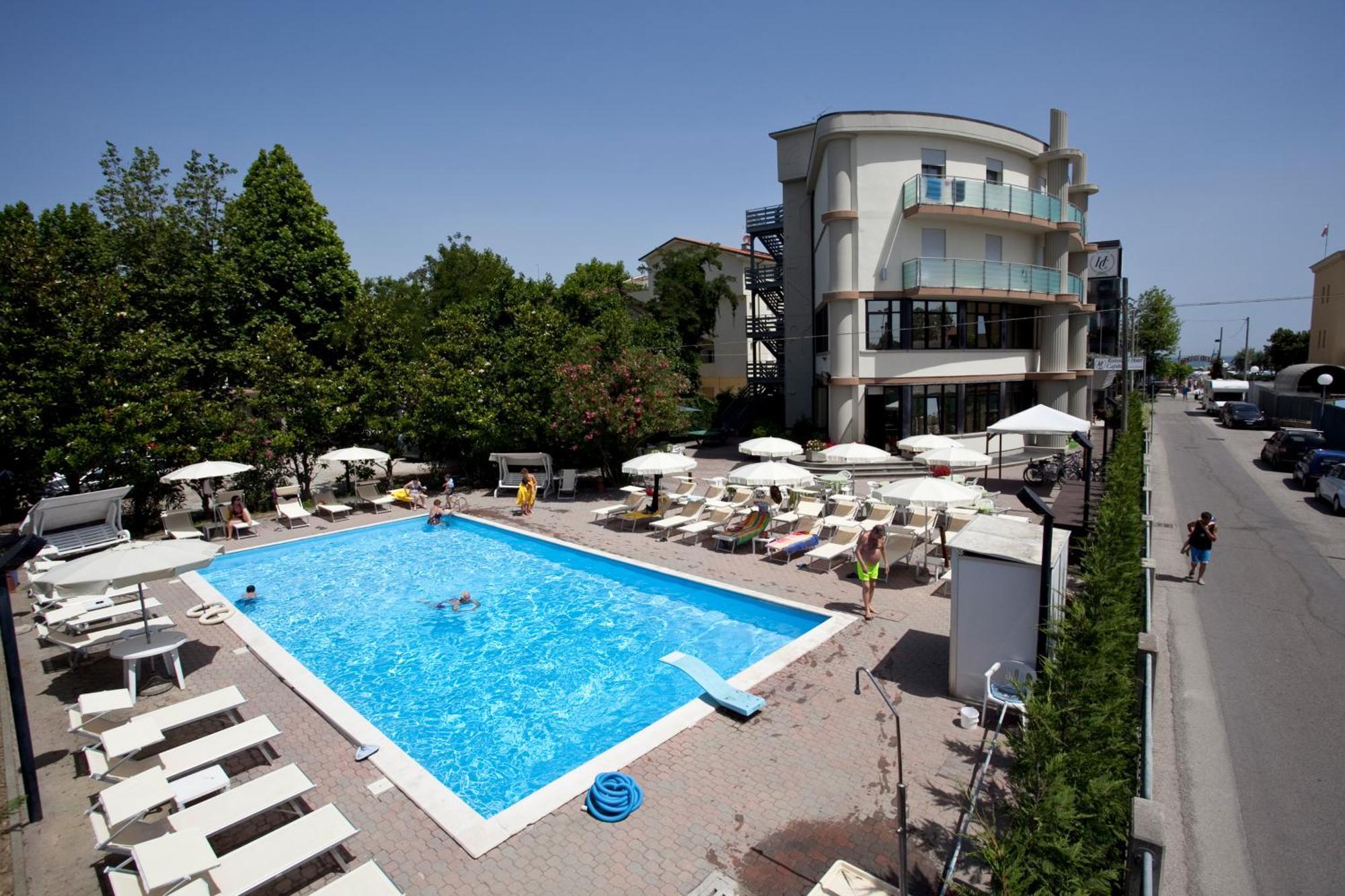Hotel Capitol San Mauro Mare Buitenkant foto