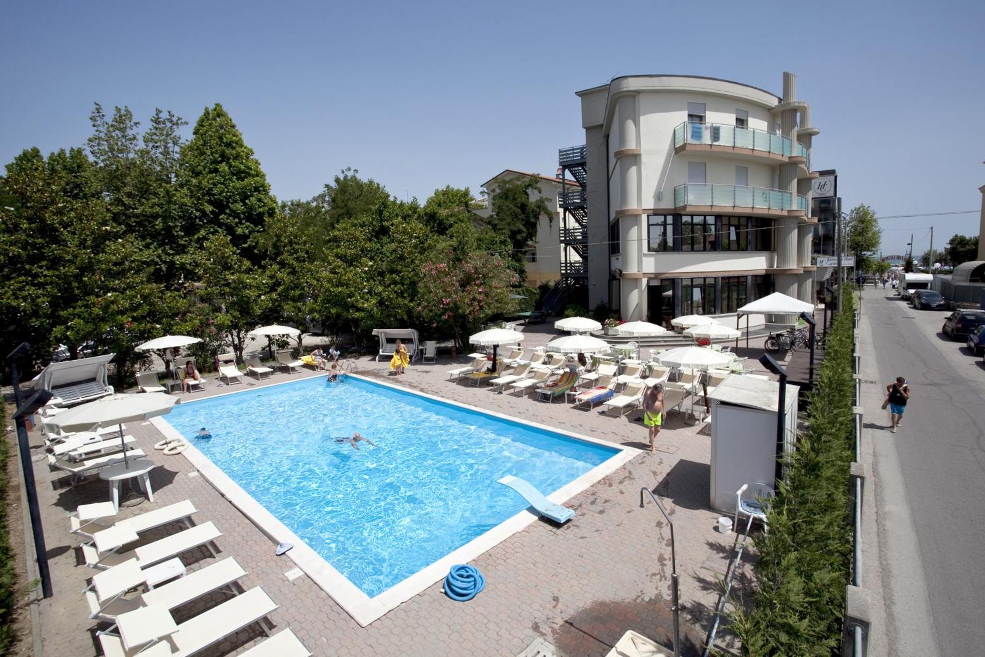 Hotel Capitol San Mauro Mare Buitenkant foto